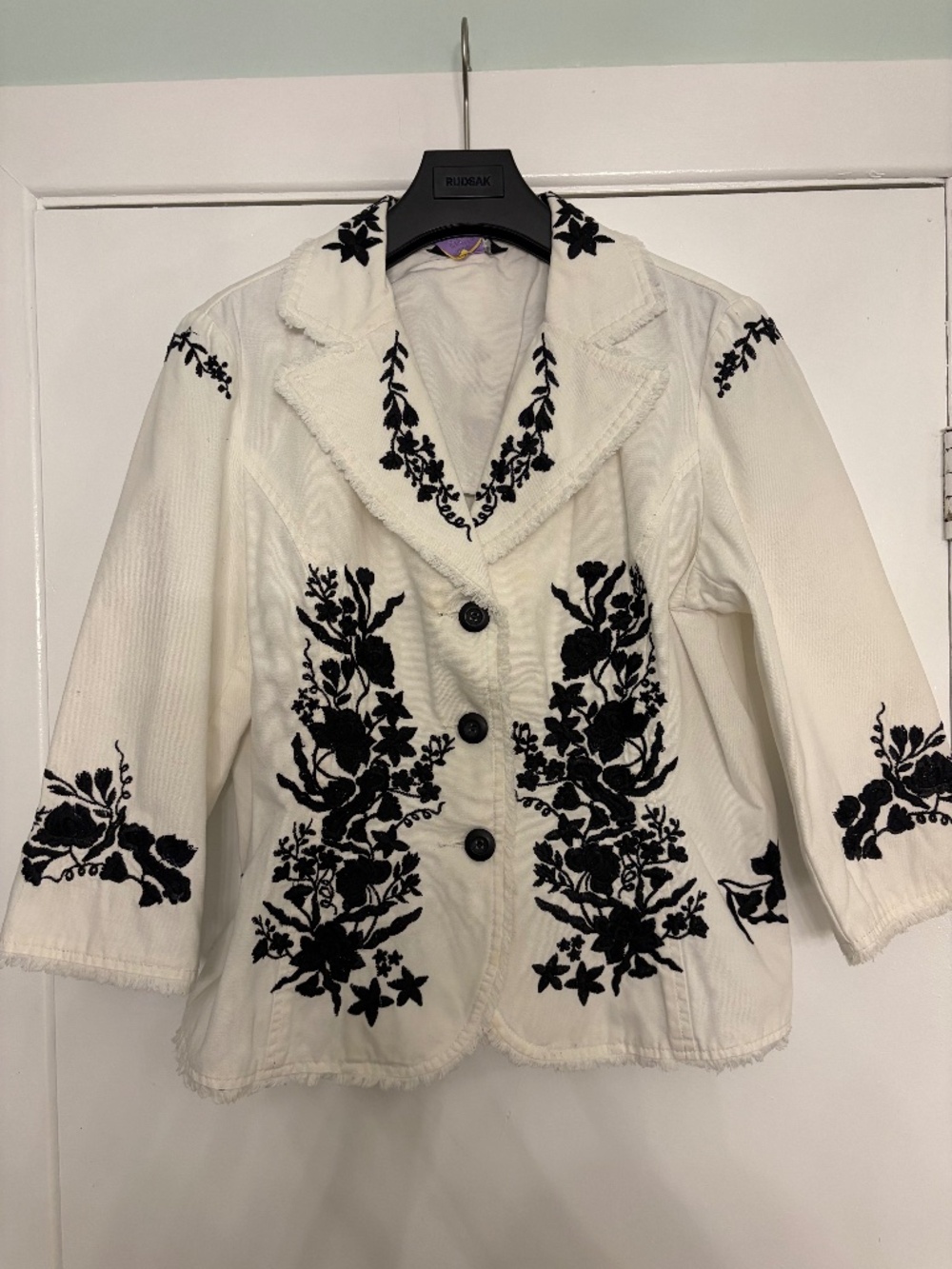 Frayed-edger cotton blazer (M) in white with bold black embroidery